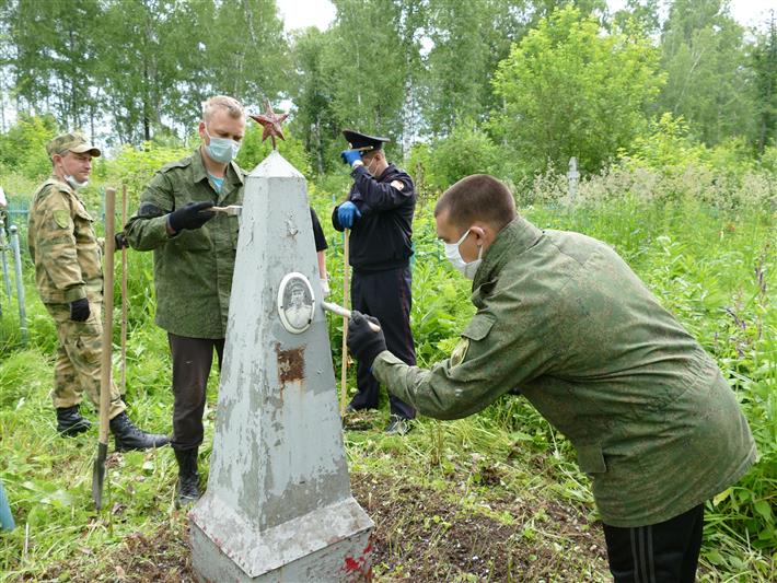 Томские росгвардейцы продолжают облагораживать места захоронения участников Великой Отечественной войны