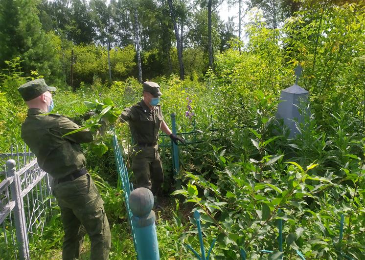 Военнослужащие Росгвардии продолжают облагораживать места захоронения фронтовиков