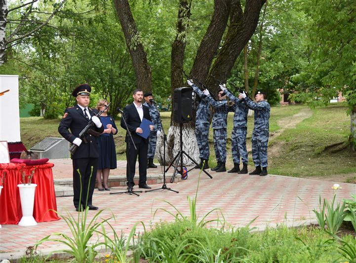 В Удмуртии сотрудники Росгвардии приняли участие в церемонии захоронения останков погибшего красноармейца 