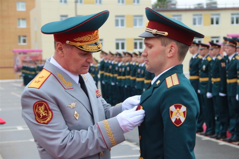 Заместитель директора Росгвардии генерал-лейтенант Алексей Беззубиков вручил дипломы выпускникам Пермского военного института 