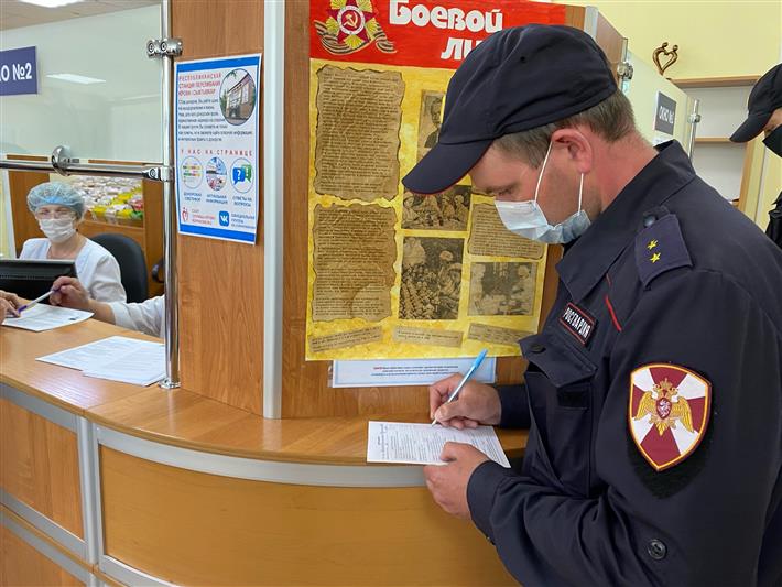 В преддверии Всемирного дня донора сотрудники вневедомственной охраны по Республике Коми приняли участие в добровольной сдаче крови