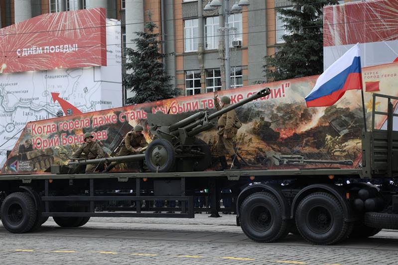 Военнослужащие Росгвардии прошли торжественным маршем на параде Победы в Екатеринбурге