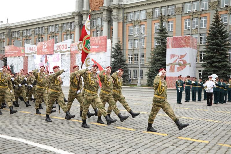 Военнослужащие Росгвардии прошли торжественным маршем на параде Победы в Екатеринбурге