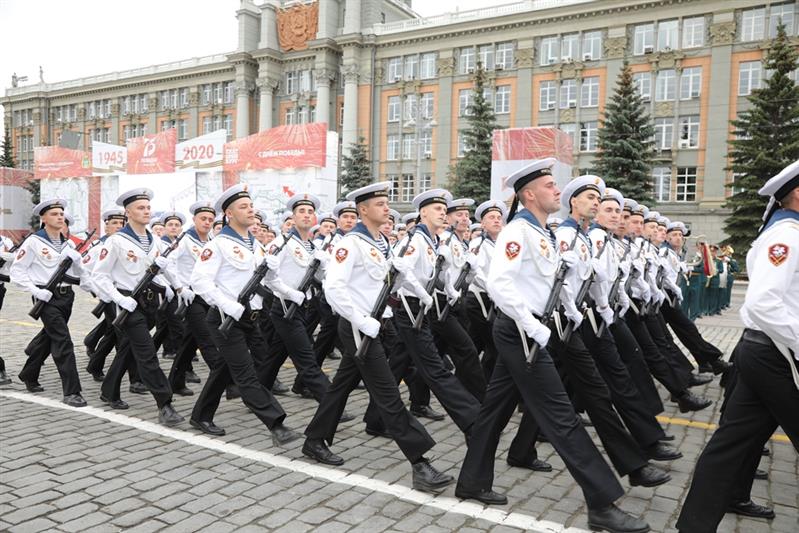 Военнослужащие Росгвардии прошли торжественным маршем на параде Победы в Екатеринбурге
