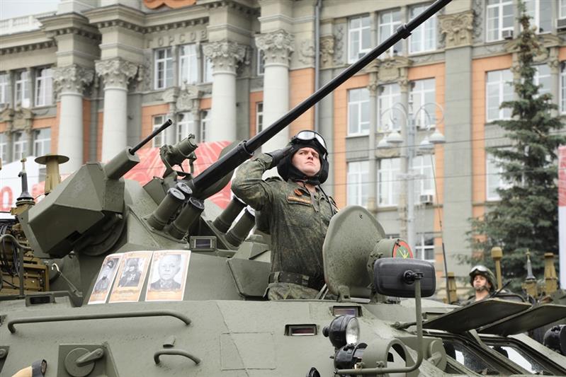 Военнослужащие Росгвардии прошли торжественным маршем на параде Победы в Екатеринбурге
