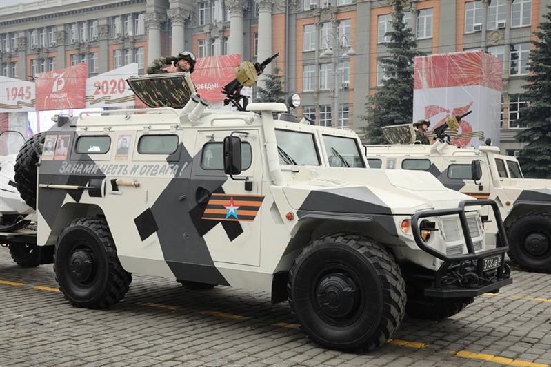 Военнослужащие Росгвардии прошли торжественным маршем на параде Победы в Екатеринбурге