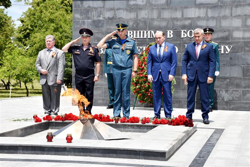 В Южном федеральном округе военнослужащие и сотрудники Росгвардии присоединились к всероссийской акции «Свеча памяти»