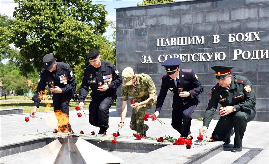 В Южном федеральном округе военнослужащие и сотрудники Росгвардии присоединились к всероссийской акции «Свеча памяти»