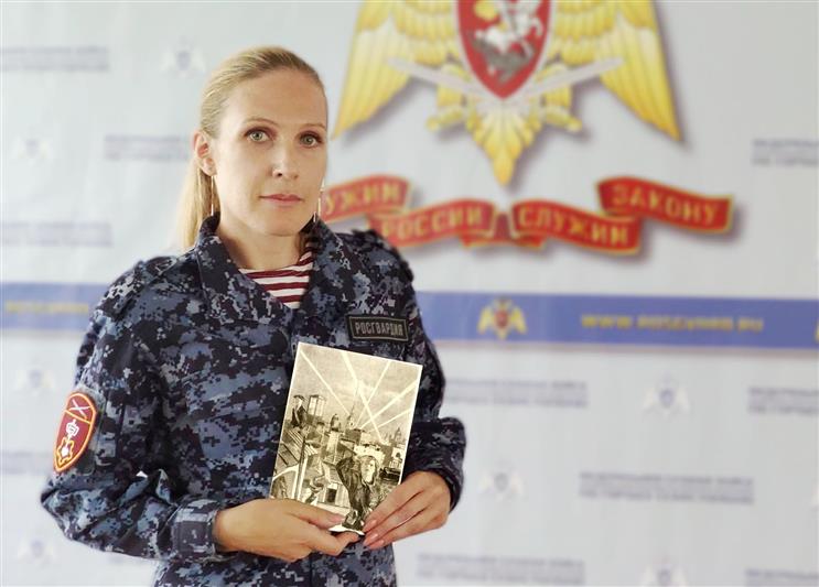 Офицер Росгвардии из Севастополя в рамках акции «Автограф Победы» рассказала коллегам о родственниках, переживших в годы войны блокаду Ленинграда.