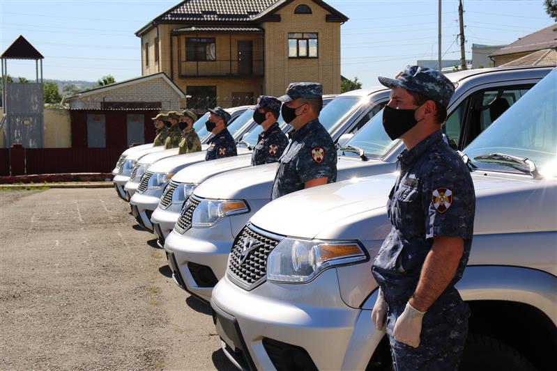Сотрудникам Росгвардии в Карачаево-Черкесии  вручили ключи от новых служебных автомобилей (видео)