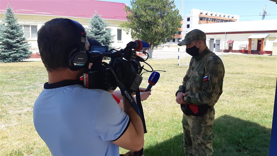 В Карачаево-Черкесии росгвардейцы рассказали журналистам регионального телевидения о специфике работы кинологической группы