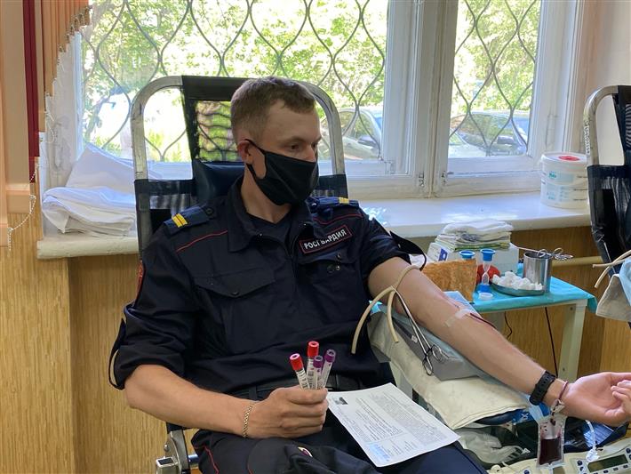 В преддверии Всемирного дня донора сотрудники вневедомственной охраны по Республике Коми приняли участие в добровольной сдаче крови