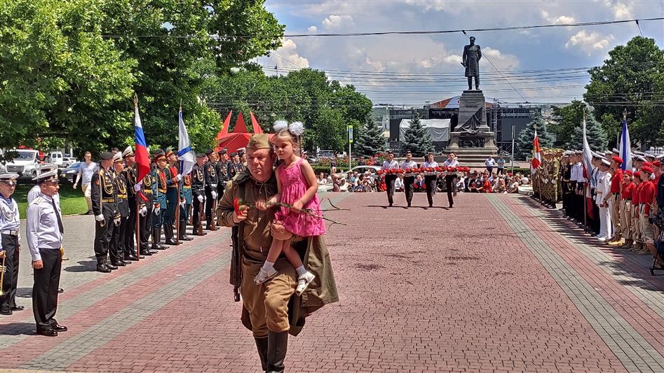 В Южном федеральном округе военнослужащие и сотрудники Росгвардии присоединились к всероссийской акции «Свеча памяти»