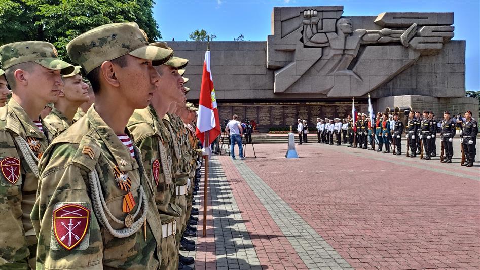 В Южном федеральном округе военнослужащие и сотрудники Росгвардии присоединились к всероссийской акции «Свеча памяти»