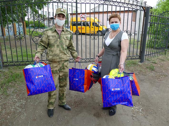 Воспитанники центра, оставшиеся без попечения родителей, подготовили для иркутских росгвардейцев онлайн-концерт «Согреем музыкой сердца»