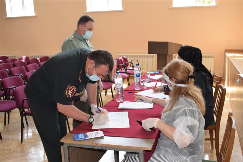 В Дагестане росгвардейцы принимают участие в голосовании по поправкам в Конституцию Российской Федерации