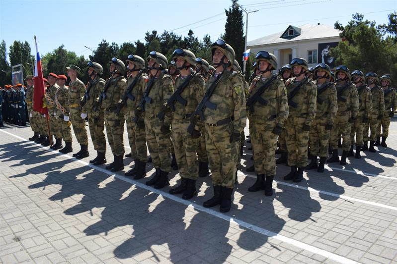 Военнослужащие и сотрудники Северо-Кавказского округа Росгвардии приняли участие в Парадах Победы (фото)