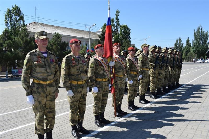 Военнослужащие и сотрудники Северо-Кавказского округа Росгвардии приняли участие в Парадах Победы (фото)