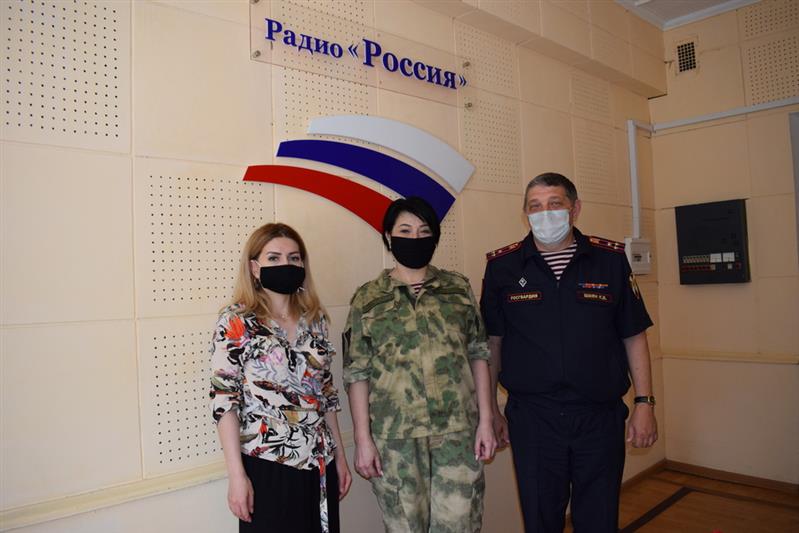 Сотрудница махачкалинского ОМОН стала гостьей региональной радиостанции