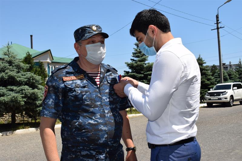 Росгвардейцы Дагестана присоединились к всероссийской акции «Триколор»