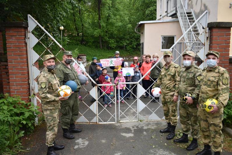 Воспитанникам центров социальной помощи семье и детям  в  Екатеринбурге, Новоуральске и Озерске  Росгвардия подарила праздник (видео)