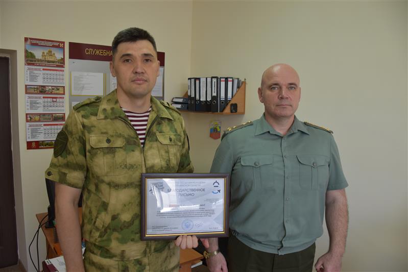 Росгвардейцу вручили благодарственное письмо от руководителя агентства по делам молодежи Астраханской области