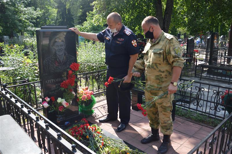 В Брянске сотрудники Росгвардии почтили память сослуживцев, погибших при исполнении служебного долга