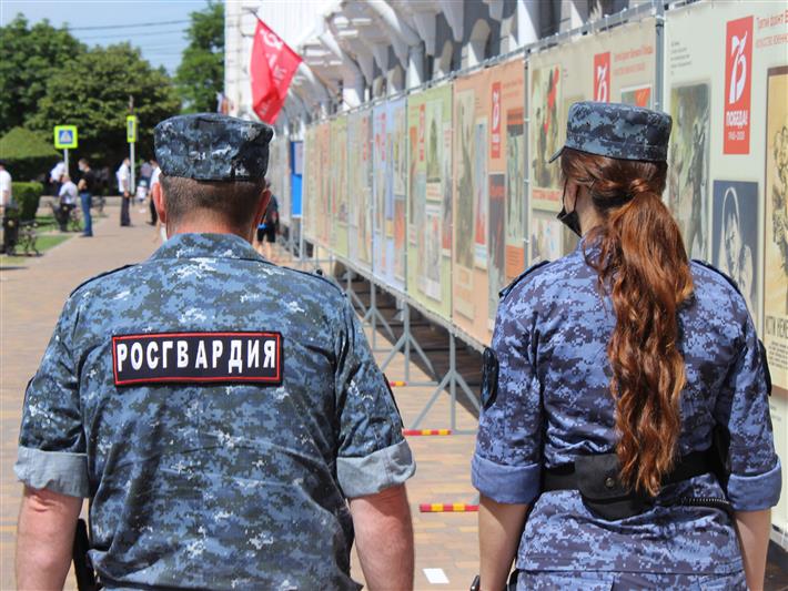 Росгвардейцы приняли участие в обеспечении правопорядка во время парада Победы в Ставрополе