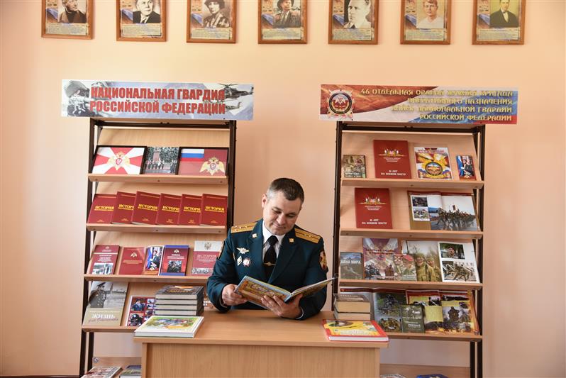  В Грозном военнослужащие Росгвардии присоединились к всероссийской акции  «Росгвардия. Книги детства»