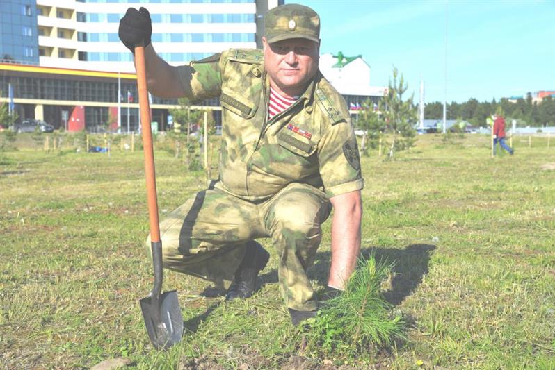 В столице Югры представители Росгвардии приняли участие в экологической акции