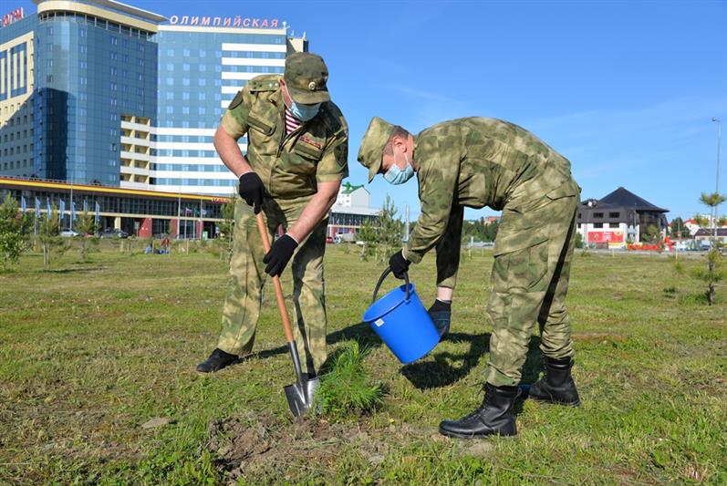 В столице Югры представители Росгвардии приняли участие в экологической акции
