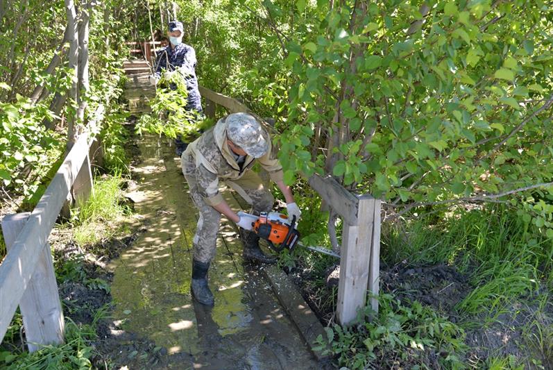В Югре в рамках Всероссийской акции «Живи, родник» военнослужащие и сотрудники Росгвардии провели уборку родника