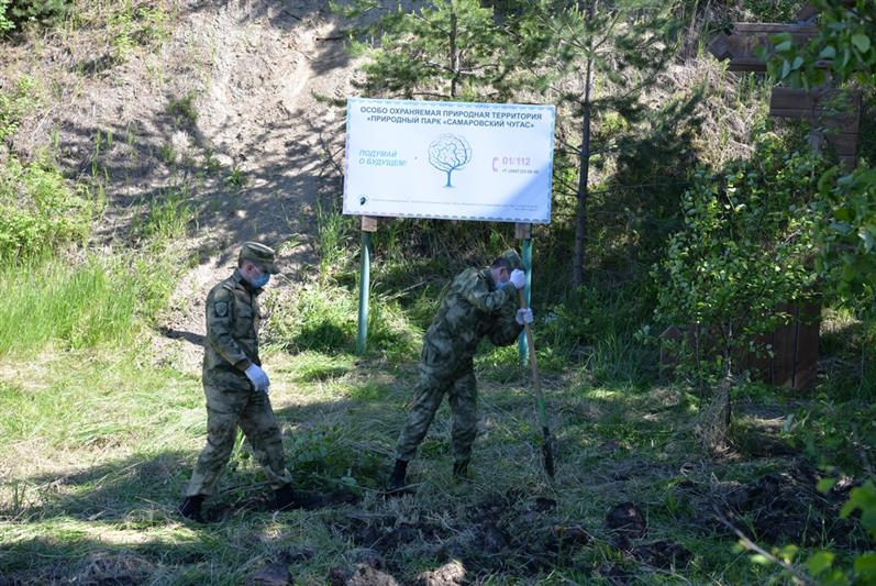 В Югре в рамках Всероссийской акции «Живи, родник» военнослужащие и сотрудники Росгвардии провели уборку родника