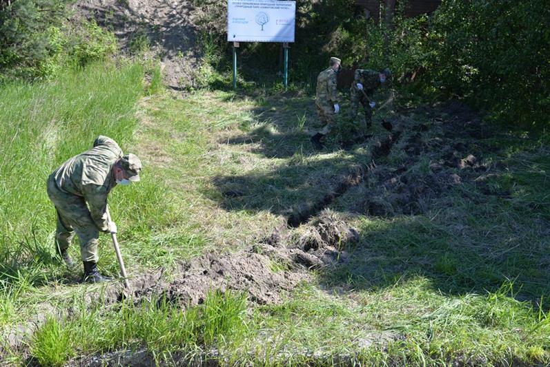 В Югре в рамках Всероссийской акции «Живи, родник» военнослужащие и сотрудники Росгвардии провели уборку родника