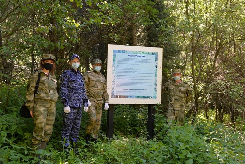 В Югре в рамках Всероссийской акции «Живи, родник» военнослужащие и сотрудники Росгвардии провели уборку родника