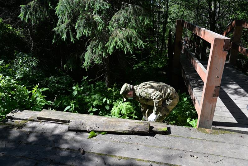 В Югре в рамках Всероссийской акции «Живи, родник» военнослужащие и сотрудники Росгвардии провели уборку родника