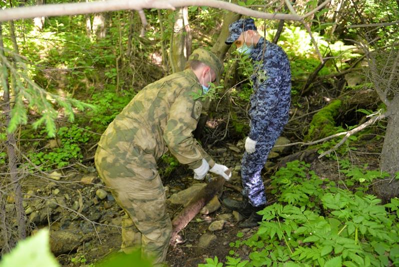 В Югре в рамках Всероссийской акции «Живи, родник» военнослужащие и сотрудники Росгвардии провели уборку родника