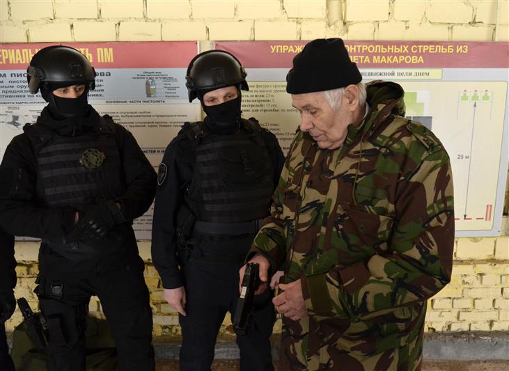 Сотрудники ОМОН стали героями фильма о  легендарном оружейнике Владимире Ярыгине  (видео)