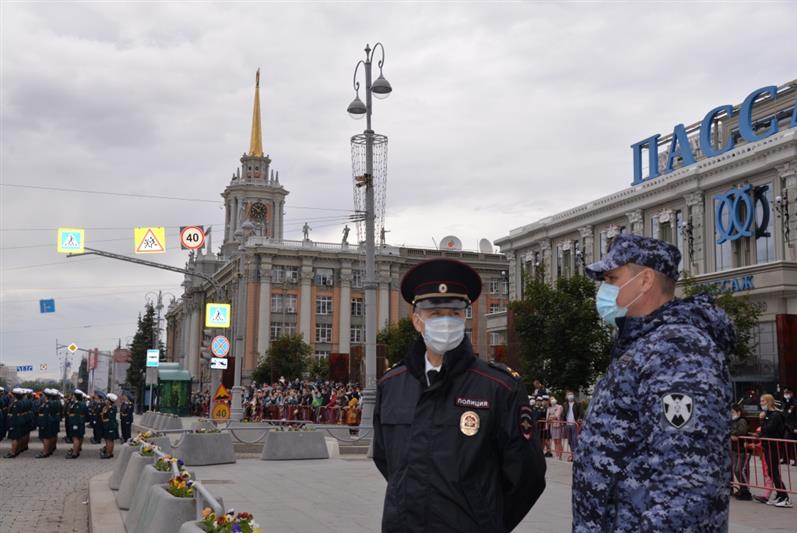 Военнослужащие Росгвардии прошли торжественным маршем на параде Победы в Екатеринбурге