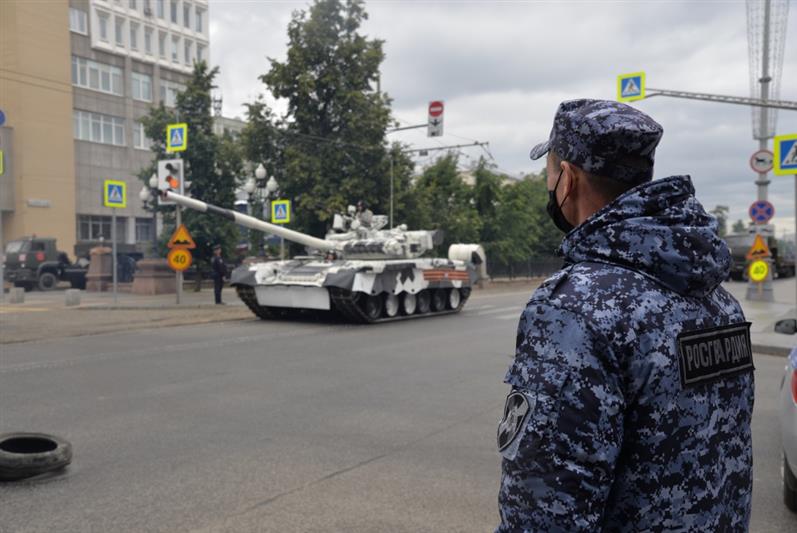 Военнослужащие Росгвардии прошли торжественным маршем на параде Победы в Екатеринбурге