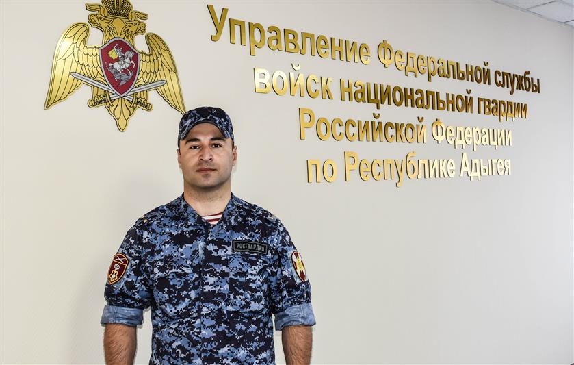 В Адыгее росгвардеец спас женщину из горящего дома