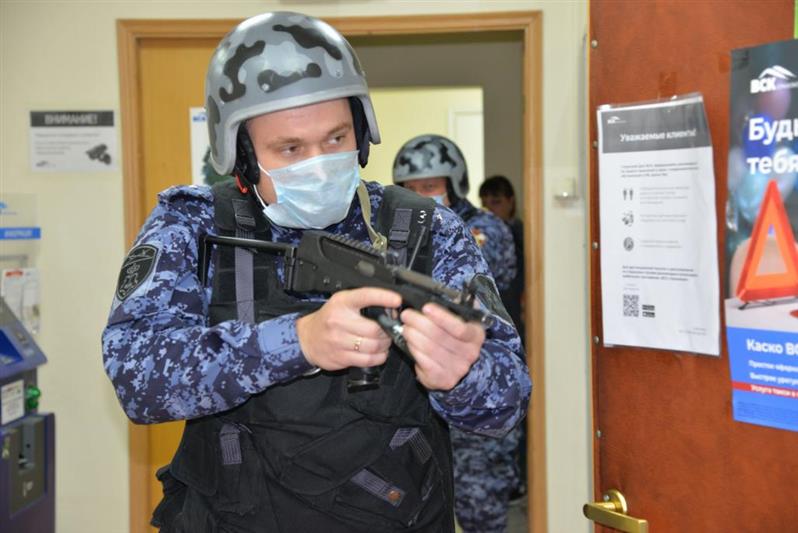 Тележурналисты Ямала побывали на тренировке группы задержания вневедомственной охраны