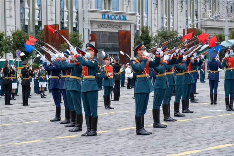 Парадный расчет Уральского округа Росгвардии принял участие в генеральной репетиции парада Победы в Екатеринбурге