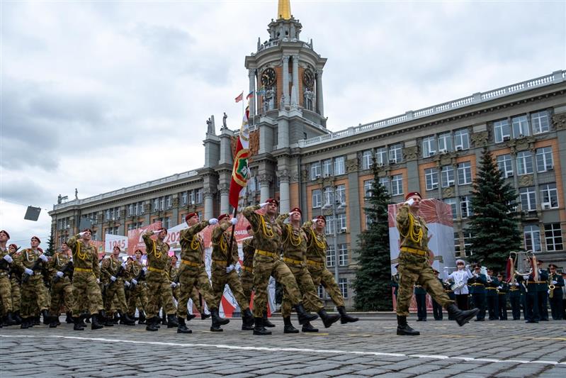 Военнослужащие Росгвардии прошли торжественным маршем на параде Победы в Екатеринбурге