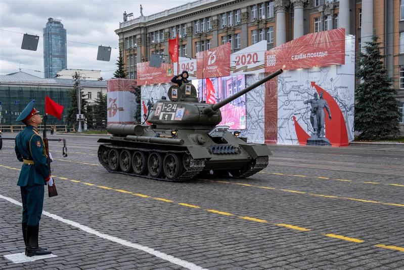 Военнослужащие Росгвардии прошли торжественным маршем на параде Победы в Екатеринбурге
