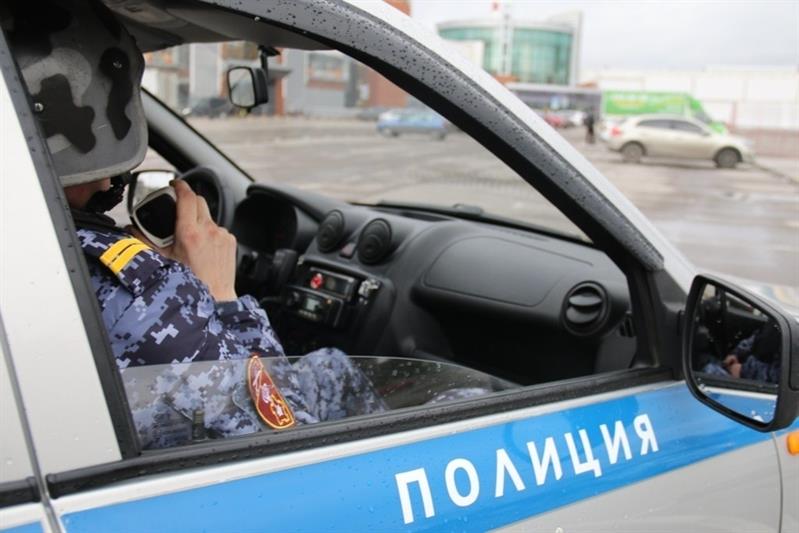 В Санкт-Петербурге сотрудники Росгвардии задержали мужчину, который громил припаркованные автомобили