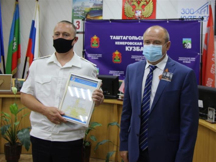 В Кузбассе наградили росгвардейцев, которые спасли из пожара жителя Шерегеша