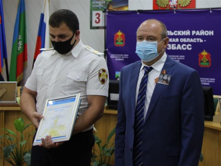 В Кузбассе наградили росгвардейцев, которые спасли из пожара жителя Шерегеша