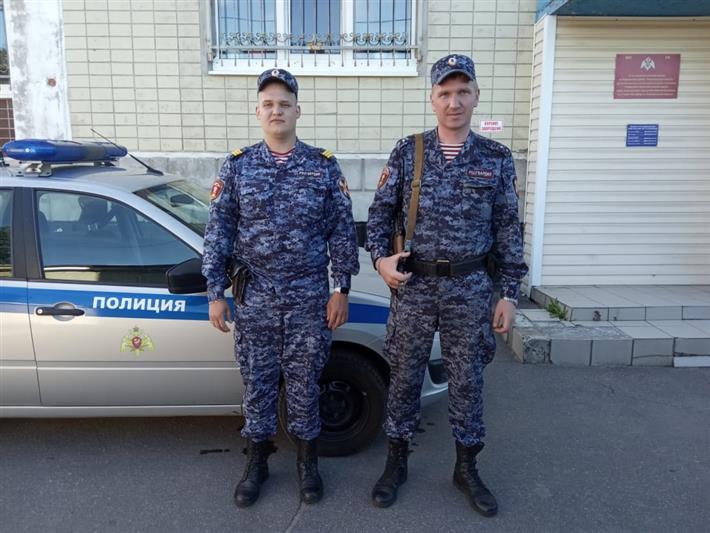 В Ленобласти сотрудники Росгвардии спасли мужчину на пожаре