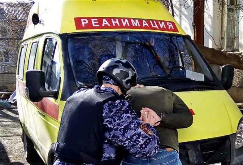 В Архангельске росгвардейцы задержали дебошира, угрожавшего бригаде скорой помощи пневматическим пистолетом